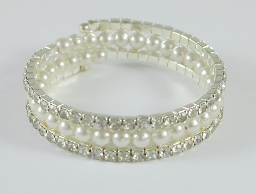 Armband mit Perlen und Strass